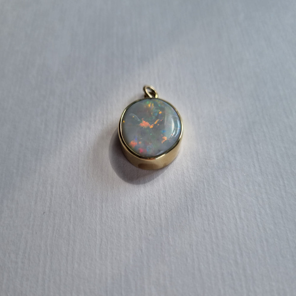 Oval opal pendant in 9kt gold 15 mm x 18 mm
