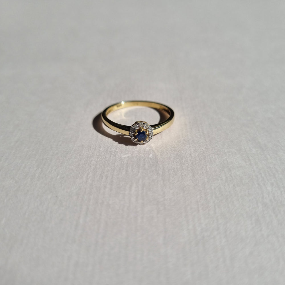 
                
                    Load image into Gallery viewer, Stunning sapphire and diamond flower ring in 14kt gold
                
            