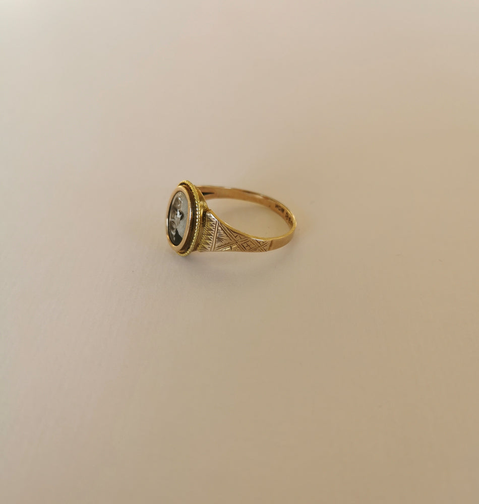 Portret ring with tiny photo